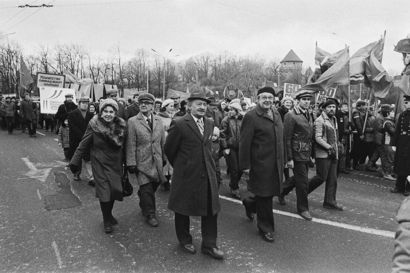 V.Kingissepa nim. TRA Draamateatri näitlejad ja töötajad oktoobridemonstratsioonil Võidu väljakul. Esiplaanil NSV Liidu rahvakunstnik Jüri Järvet.