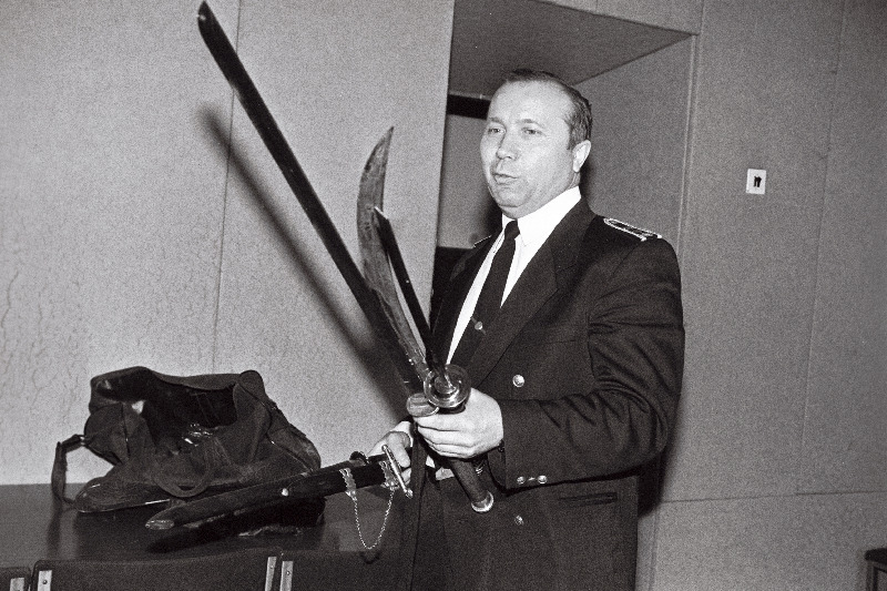 Täitevameti peadirektori asetäitja Valeri Kravets demonstreerib vangide toodangut.