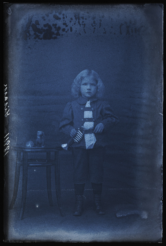 Oskar Sisask mänguasjadega.