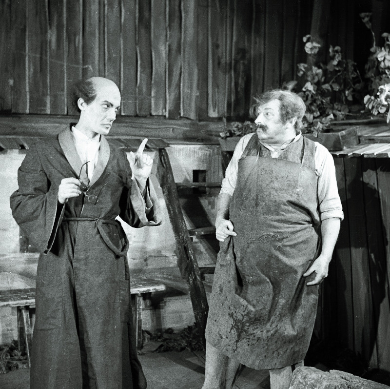 Stseen Oskar Lutsu jutustuse Tagahoovis järgi seatud Andres Särevi samanimelisest dramatiseeringust. Pastell - Ervin Abel, Kapral - Alfred Rebane.