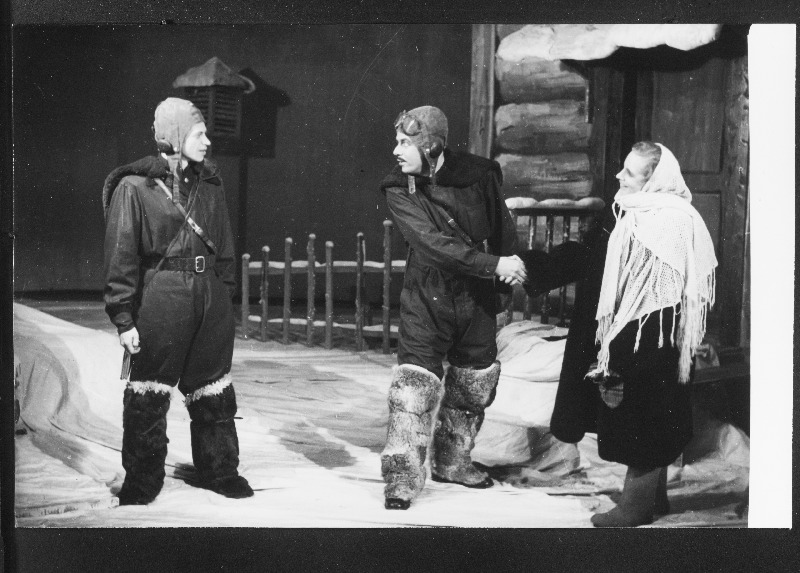 Stseen V. Kaverini näidendist Kaks kaptenit V. Kingissepa nimelises Tallinna Riiklikus Draamateatris. Vasakult: Sanja - Kaljo Kiisk, Luri - Erich Jaansoo, Katja - Asta Lott.