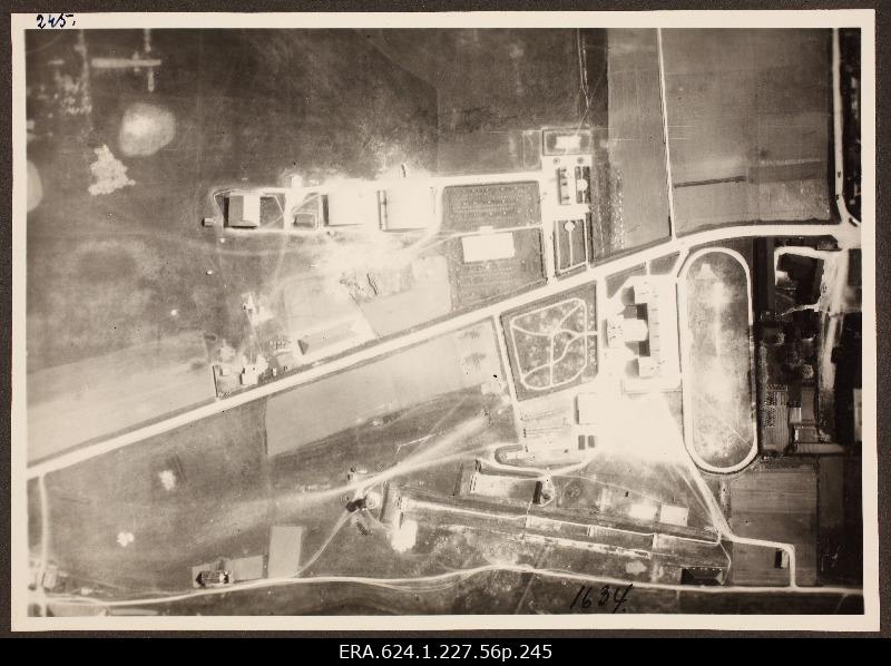 Vaade õhust maastikule hoonetega; foto 1. Lennuväedivisjoni fotopositiivide kogust