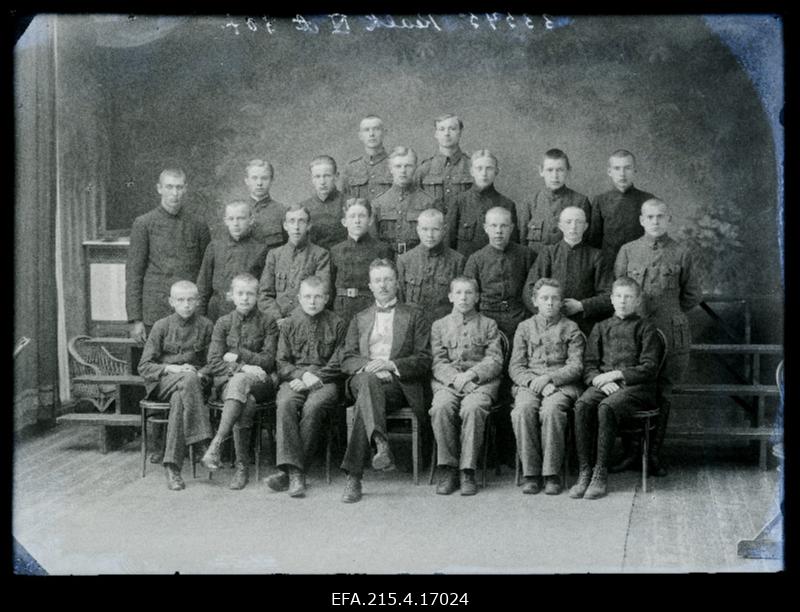 Viljandi Reaalkooli IV a klass.