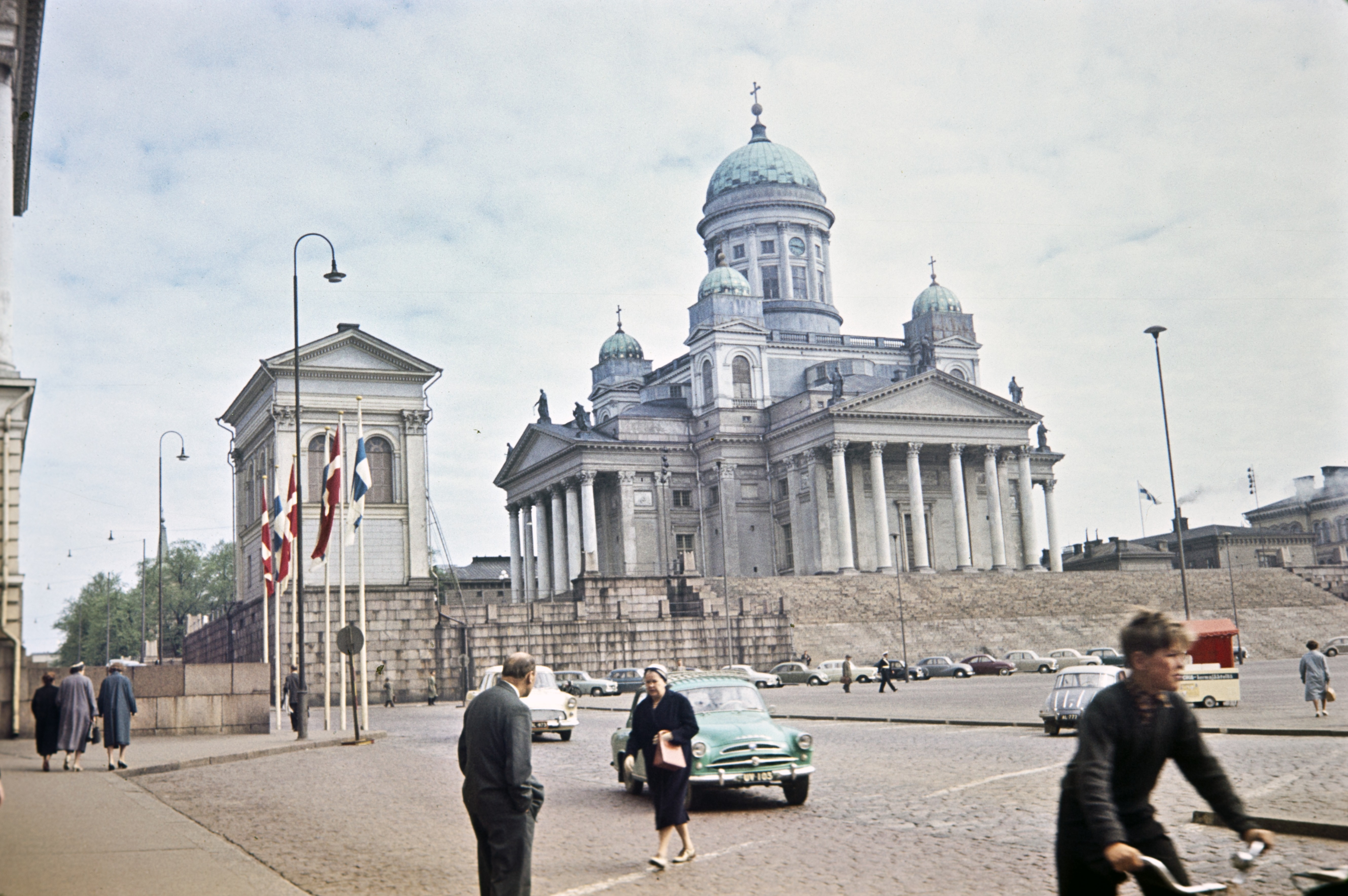 Unioninkatu 29. - Hallituskatu 7. Senaatintori ja Tuomiokirkko