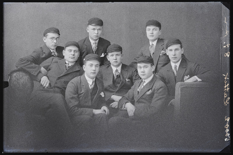 Grupp teklites noormehi, (foto tellija Lattik).