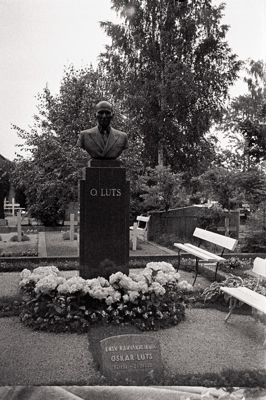 Kirjanik Oskar Lutsu hauamonument Ropka-Tamme kalmistul.