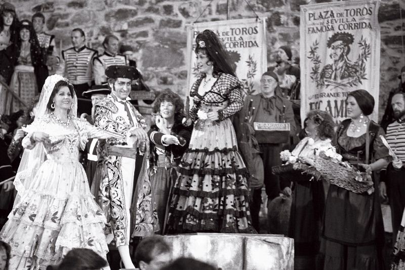 Savonlinna rahvusvaheline ooperifestival  Olavikindluse  õuel.  Stseen G.Bizet´ ooperist  “Carmen”  RAT “Estonia” näitlejate esituses. Maarika Eensalu (vasakul) ja Escamillo – külalisena Lätist Vladimir Okun.