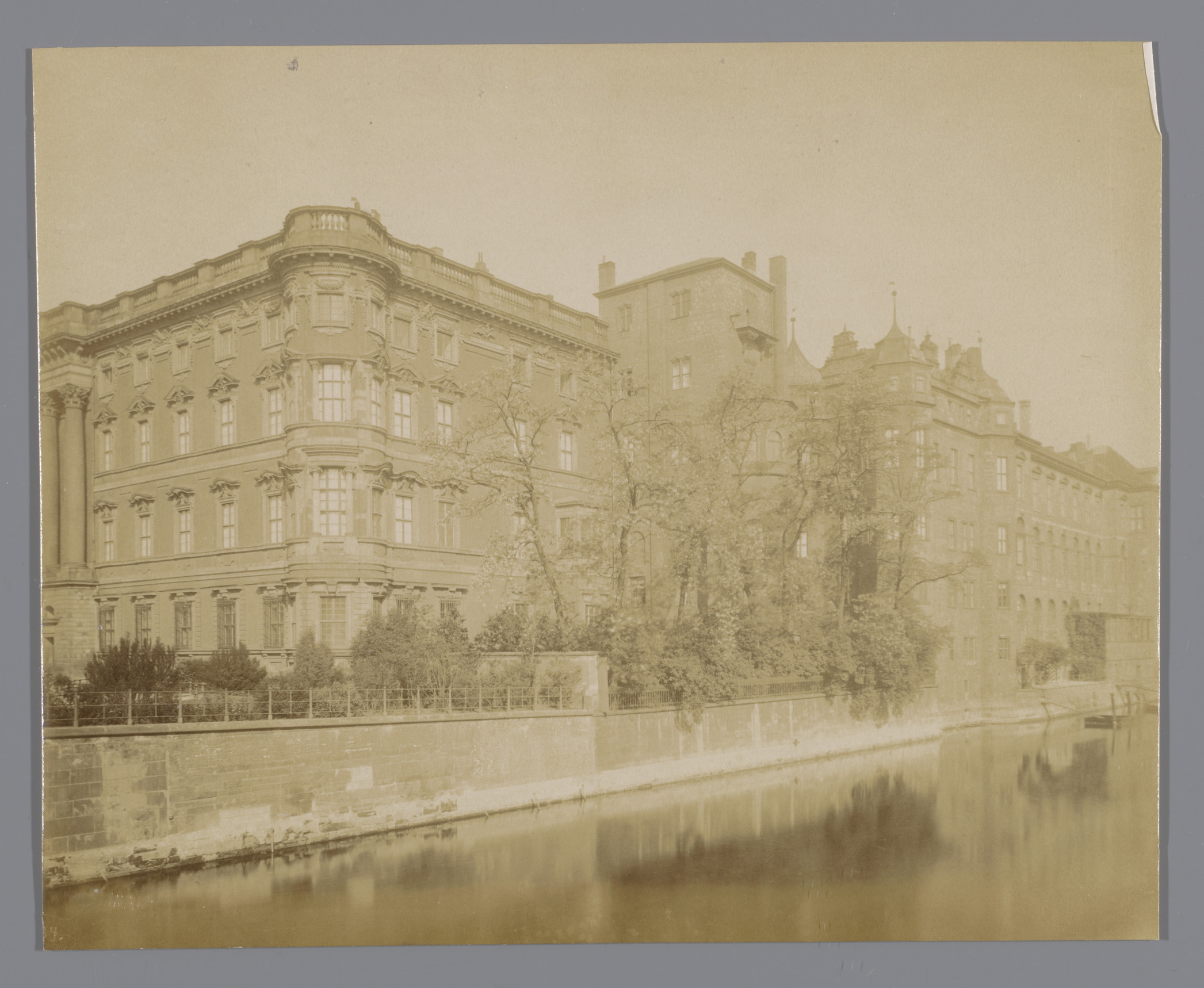 Gebouw langs het water