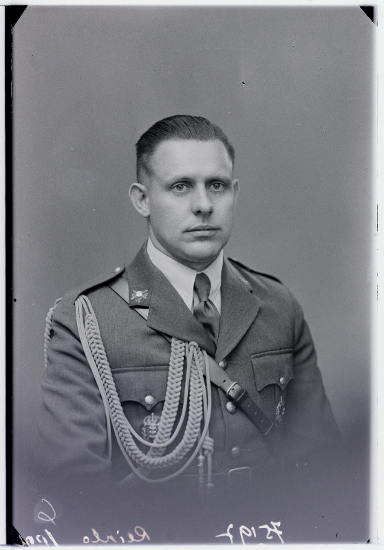 Sõjavägede Staabi ohvitser kapten Ants Reinlo (Hans Freimann).