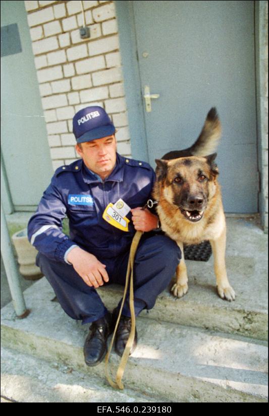 Politseinik dresseeritud koeraga.