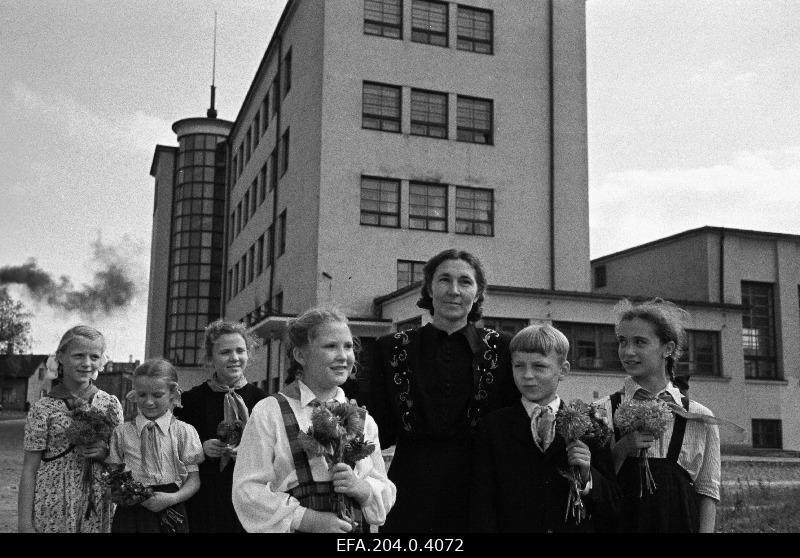 Tallinna 6. Keskkooli õpilased õppeaasta algul.