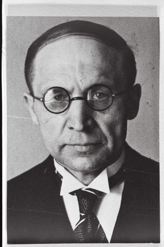 Rahvuskogu avakoosolekul Rahvuskogu I koja ja ühtlasi terve Rahvuskogu esimeheks valitud professor J. Uluots.