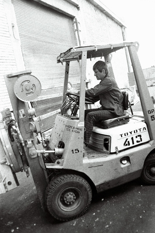 Tallinna Kaubasadama väikese autolaaduri "Toyota" juht Juri Untilov töötamas.