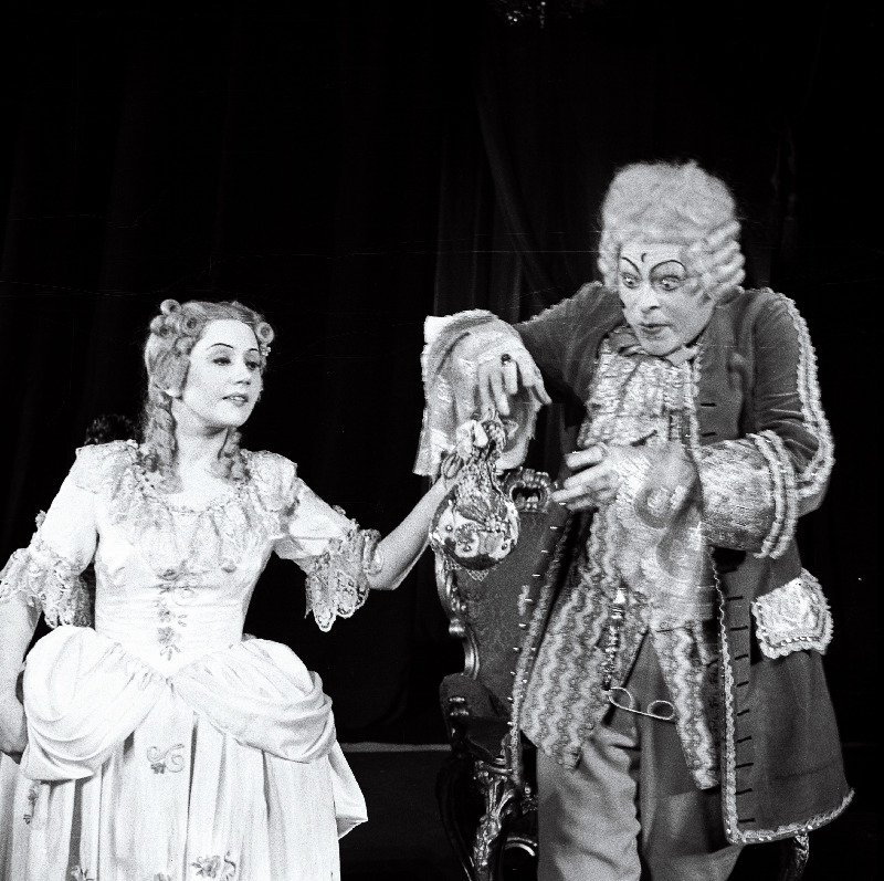 Stseen C. Goldoni komöödiast Rohelise neeme isand. Vasakult Ellen Liiger.