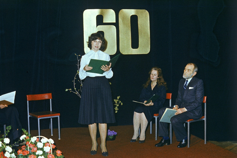 Ajakirja Looming asutamise 60. aastapäeva tähistamisel esinevad V. Kingissepa nim TRA Draamateatri näitlejad (vasakult) Helle-Reet Helenurm, Meeli Sööt, peanäitejuht Mikk Mikiver.