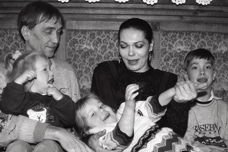 Näitlejad Elle Kull ja Hendrik Kerge lastega.