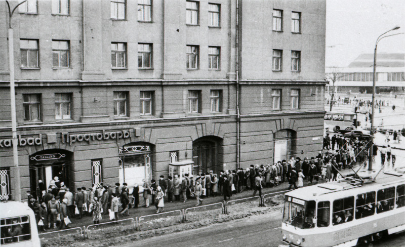 Järjekord kaupluse "Tallinn" viinaosakonda.
