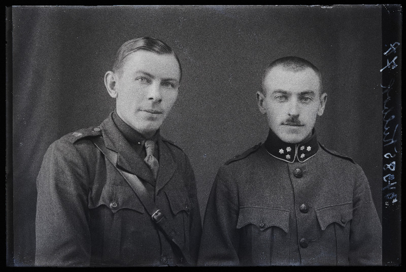Kaks sõjaväelast, (foto tellija Kulbok).