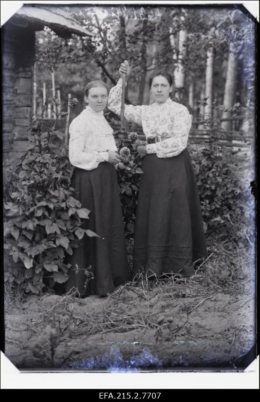Kaks naist aias, (foto tellija Riet).