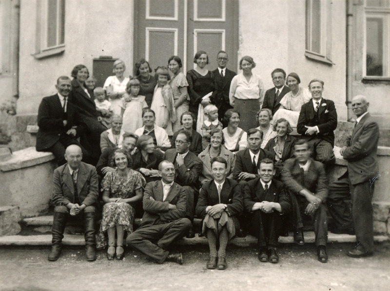 Seltskond Tohisoo kooli trepil. II rida paremal äärmine Johannes Lindvers (Lindvere).