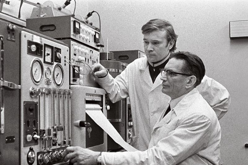 ENSV TA Keemia Instituudi füüsikalis- keemiliste uurimiste sektori juhataja, keemiadoktor professor Elaf Eisen ja insener Aleksander Barabanev uurivad uut metoodikat kõrge puhtusega reaktiivide saamiseks.