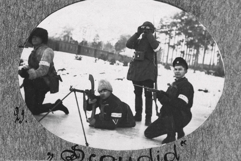 Vabadussõda. Kitsarööpalise soomusrongi nr.2 dessantrooduks oleva Scouts Väeosa sõdurid Valkas pärast rünnakut Marienburgile (Aluksne).