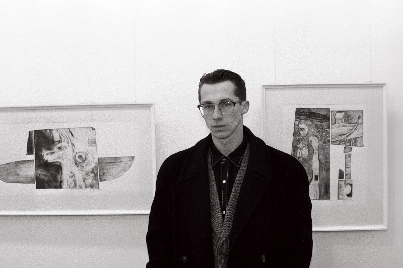 Tallinna Kunstiülikooli graafikatudeng Jegorov oma tööde näituse avamisel “Draakoni” galeriis.