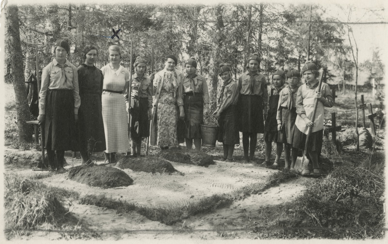 Laiuse Mõisavälja algkooli kodutütarde rühm Laiuse apostelliku õigeusu kalmistul Vabadussõjas langenute haudu korrastamas, ristiga märgitud instruktor prl. M. Lepik