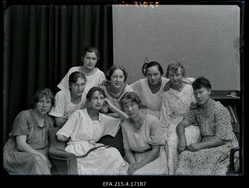 Grupp naisi, (foto tellija Liller).