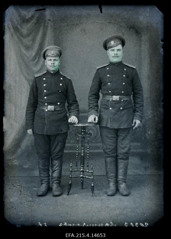 Kaks sõjaväelast, (foto tellija Laptjanoff [Laptjanov]).