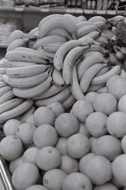 "Sakala" poe avamine pärast renoveerimist, "Viktoria" kaupluse avamise eel (õunad, apelsinid, banaanid). Abestocki hulgimüügiladu.