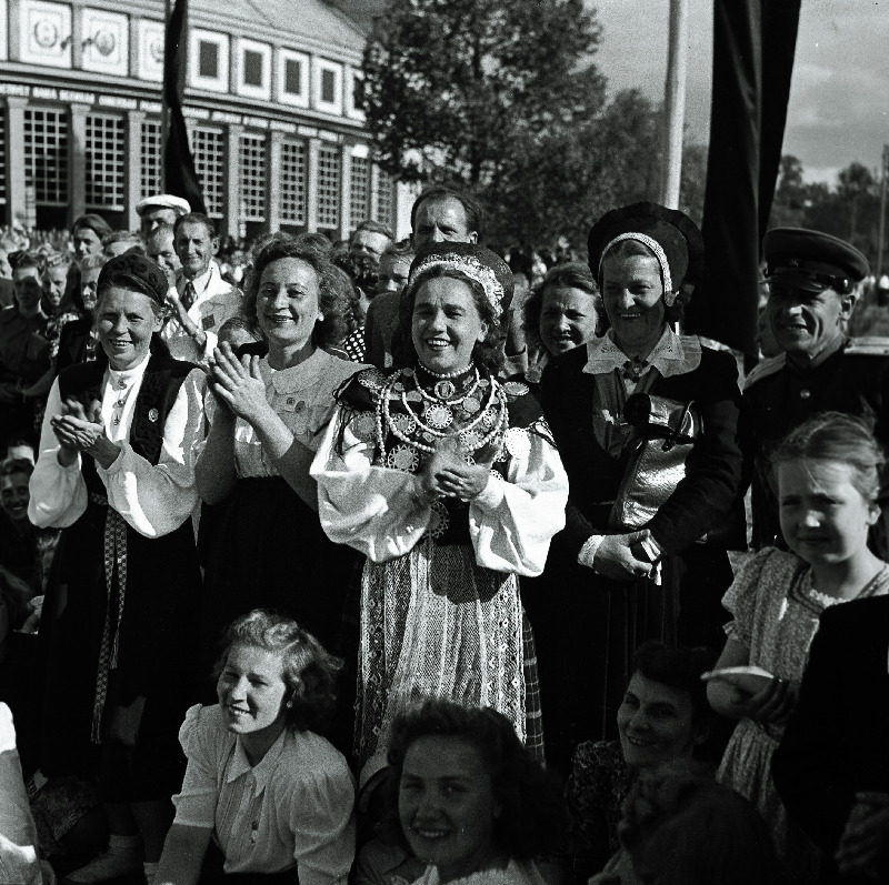 Grupp XIII üldlaulupeost osavõtjaid, keskel leelotaja Laine Mesikäpp.