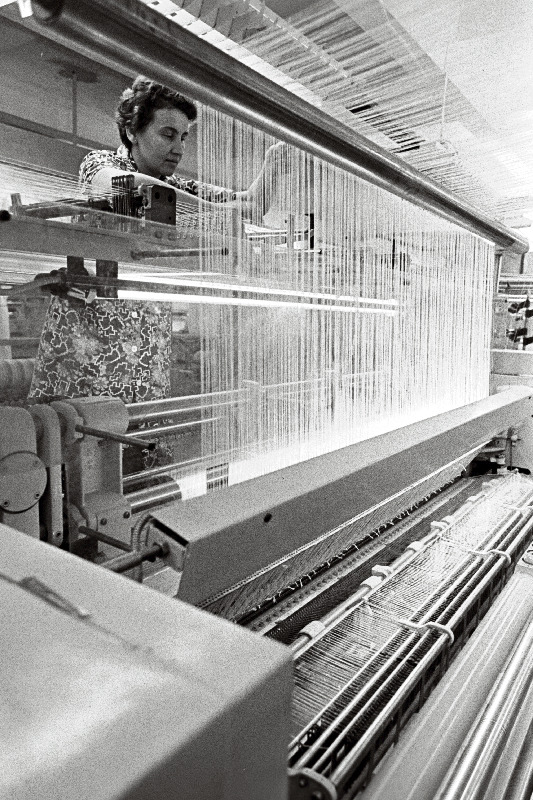 Saksa DV-st saadud malipolmasinal töötab tekstiilivabriku "Sulev" tööline Elvi Laik.