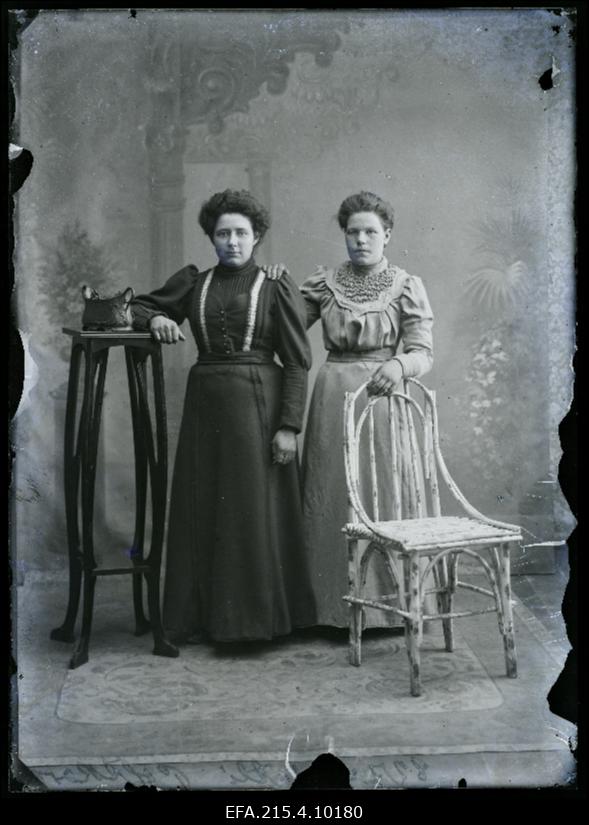 Kaks naist, (foto tellija Mutli).