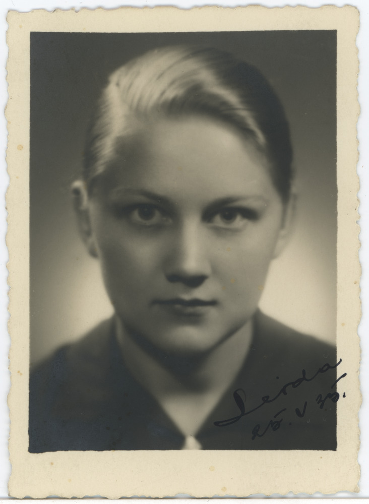 Tartu Ühis-kommertsgümnaasiumi abiturient Leida Laurison(?) /Leida Valentina Kurvits (?), portreefoto