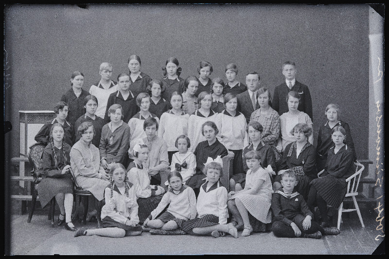 Grupp kooliõpilasi, (foto tellija Siimonson).