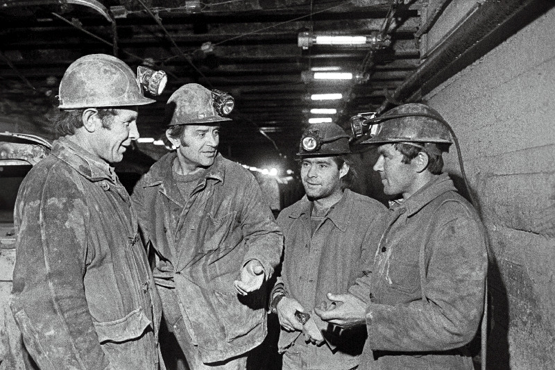 Tootmiskoondise "Eesti Põlevkivi" kaevanduse "Estonia" brigadir sotsialistliku töö kangelane A. Pärtel brigaadi liikmetega.