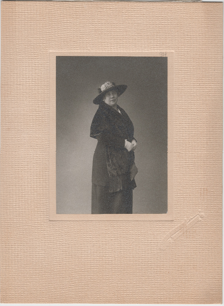 Ida (Adi) Schwalbe, Eesti konsuli Soomes Eduard Schwalbe abikaasa ja Helsingi Eesti Seltsi aktivist. Stuudiofoto