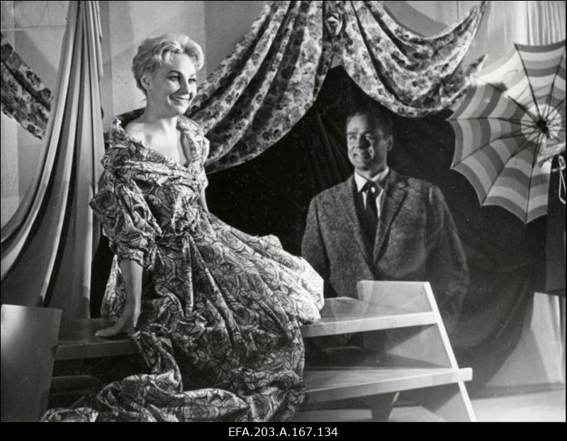 Kaader filmistuudio Tallinnfilm mängufilmist Juhuslik kohtumine, vasakult: Maia - M. Jurassova, Laigo - G. Ots.