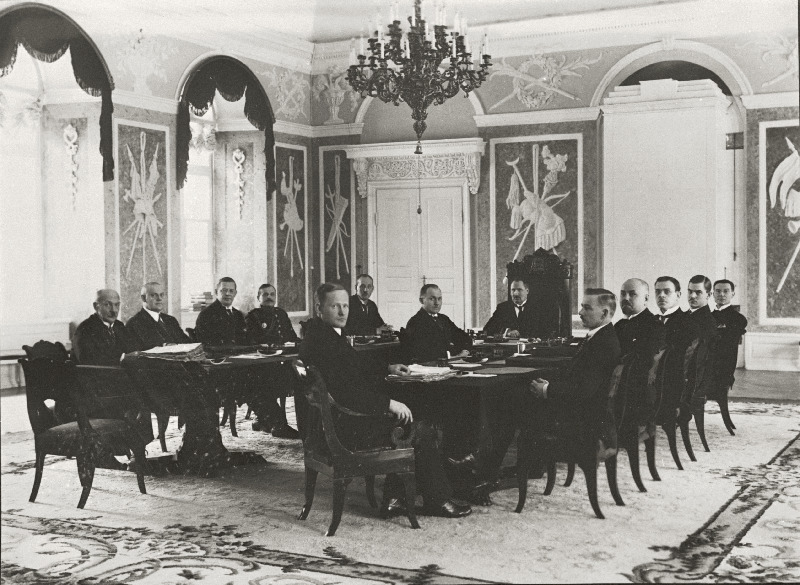 Eesti Vabariigi valitsuse koosseis Toompea lossi valges saalis (16. detsembril 1924. aastal loodud Jüri Jaaksoni kabinet) vasakpoolne laud (vasakult) R. Gabriel, A. Keren, H. B. Rahamägi, J. Soots, K. Einbund; parempoolne laud (vasakult) A. Oinas, K. Ast, K. Virma, Chr. Kaarna, L. Sepp, A. Birk; laua otsas riigivanem J. Jaakson, tema vastas riigisekretär K. Terras.