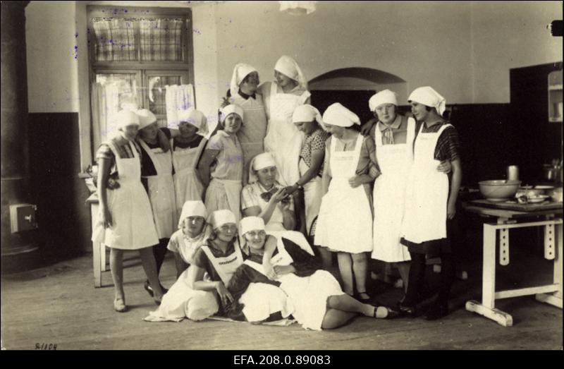 Grupp Paide Täienduskooli õpilasi.