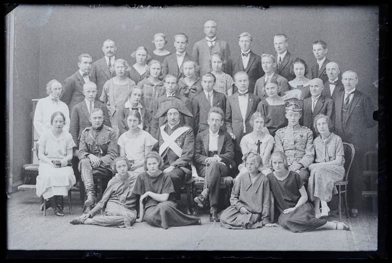 Grupp inimesi, (foto tellija Grünwald [Grünvald]).