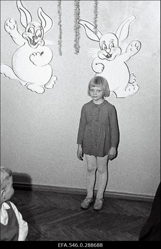 Laste nääripidu. Poseerimine mälestusfotoks.