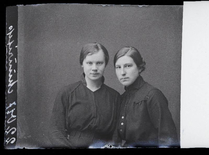 Kaks naist, vasakul foto tellija Johanna Müürisepp.