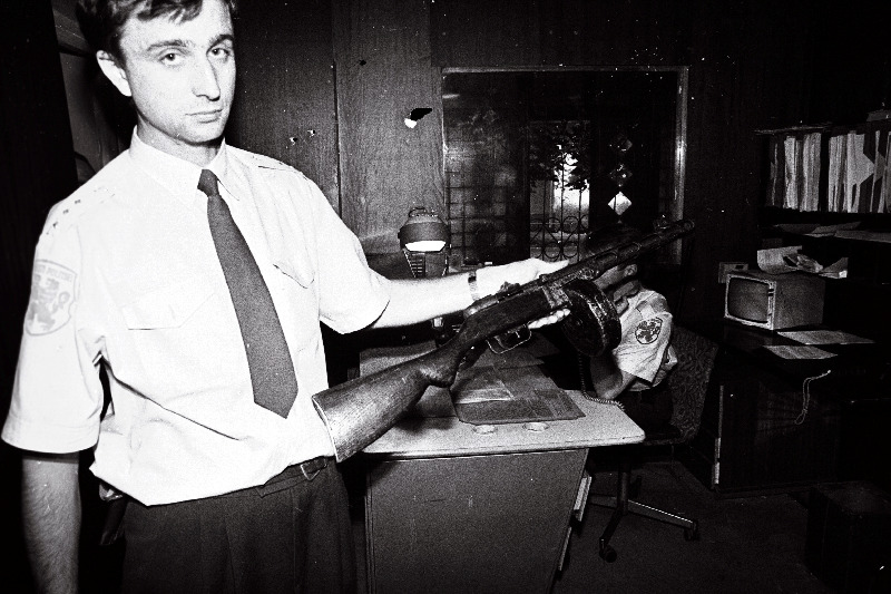 Narva politseis politseinik relvaga.