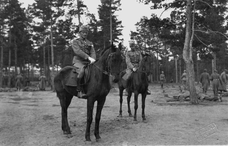 Vabadussõda. Taani vabatahtlike kompanii Pääskülas enne kodumaale siirdumist. Esiplaanil komapniiülem kapten Richard Borgelin.