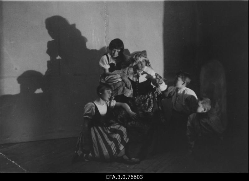 Stseen lavastusest teatris "Estonia", keskel H. Gleser.