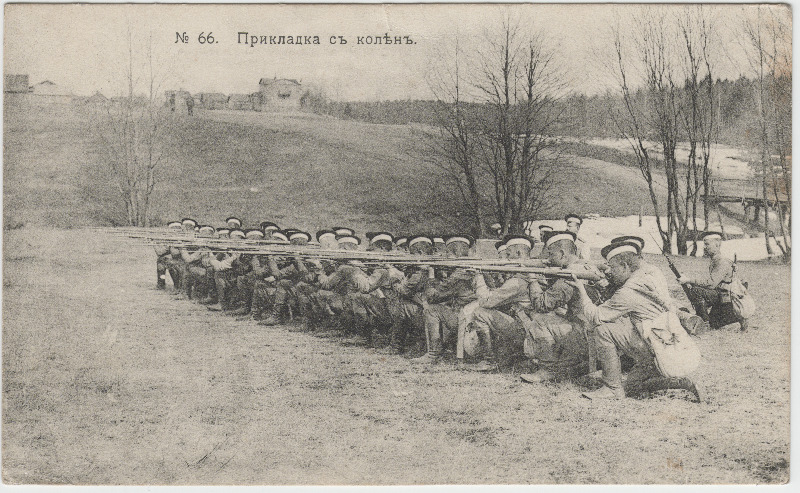 Sõdurid maastikul laskmist harjutamas