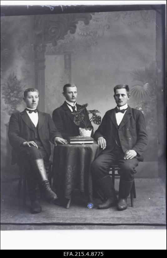 Grupp mehi, (foto tellija Palupson).