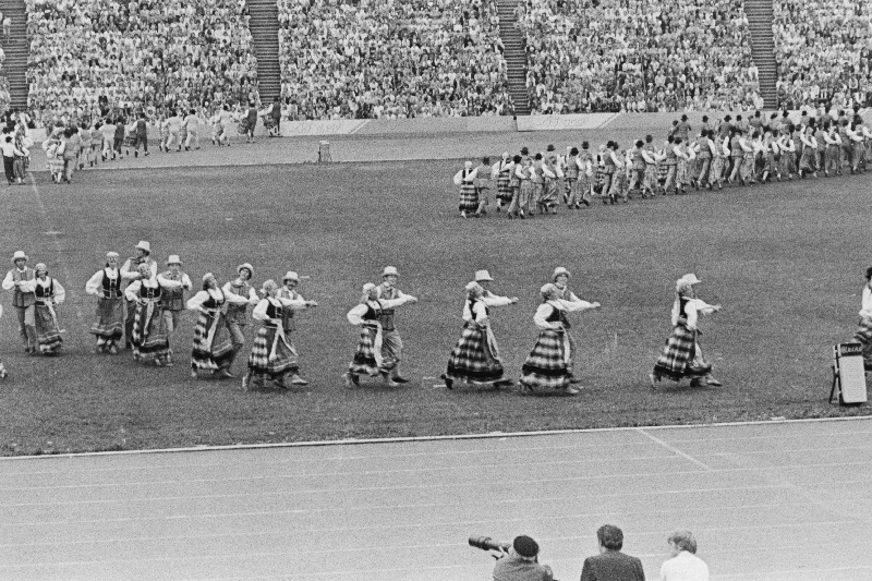 Eesti NSV XX üldlaulu- ja tantsupeo rahvatantsijad esinevad Komsomoli-nim. staadionil.